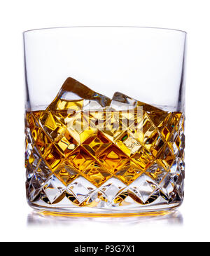 Ein Kristall Glas mit Scotch Whisky und Eis, Schuß auf Weiß mit einem kleinen Reflexion Stockfoto
