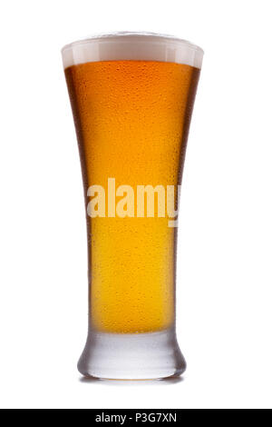 Ein erfrischendes Glas indische Pale Ale, mit Kondensation auf Glas, Schuß auf Weiß Stockfoto