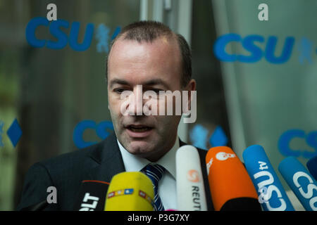 München, Deutschland. 18 Juni, 2018. Der Chef der Konservativen Fraktion im EU-Parlament Manfred Weber macht eine Aussage. Die Christlich Soziale Union (CSU) hielt eine Vorstandssitzung, wo Sie über die besprochenen argumentieren mit der deutschen Kanzlerin Angela Merkel und ihr Christlich Demokratische Union über die Flüchtlingskrise und Migration. Credit: Alexander Pohl/Pacific Press/Alamy leben Nachrichten Stockfoto