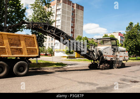 Maschinen entfernt alte Asphalt Stockfoto