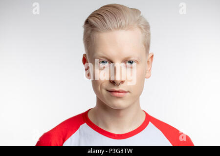 Portrait der junge blonde Mann mit gesunde saubere Haut. Auf weiß Isoliert Stockfoto