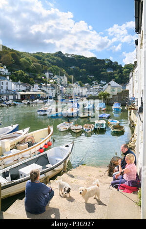 Einen schönen hellen Sommermorgen in Polperro Hafen, Cornwall, England, Großbritannien Stockfoto