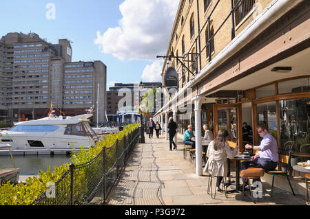 Cafés und Restaurants entlang der Marina in St. Katharine Docks, Tower Hamlets, London, England, Großbritannien Stockfoto