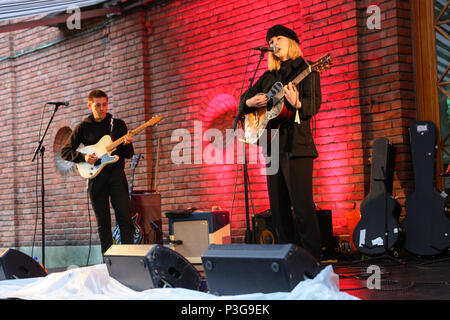 Norwegen, Oslo - Juni 17., 2018. Der britische Sänger, Songwriter und Musiker Fenne Lily führt ein Live Konzert während der norwegischen Musik Festival Piknik i Sunnfjord 2018 in Oslo. (Foto: Gonzales Foto - Stian S. Moller). Stockfoto