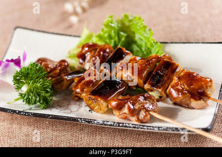 (Yakitori Yakitori sind gegrillte Hähnchen am Spieß) Stockfoto