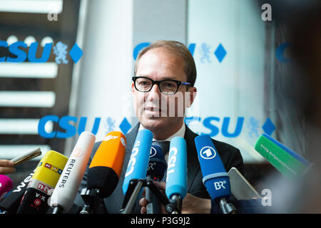 München, Deutschland. 18 Juni, 2018. Der Chef der CSU-Landesgruppe im Bundestag eine Erklärung abgegeben. Die Christlich Soziale Union (CSU) hielt eine Vorstandssitzung, wo Sie über die besprochenen argumentieren mit der deutschen Kanzlerin Angela Merkel und ihr Christlich Demokratische Union über die Flüchtlingskrise und Migration. Credit: Alexander Pohl/Pacific Press/Alamy leben Nachrichten Stockfoto