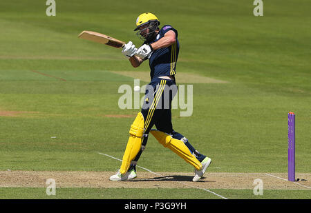 Hampshire James Vince trifft einen Schuss und erreicht sein Jahrhundert während des Royal London One Day Cup, Halbfinale beim Ageas Bowl, Southampton. DRÜCKEN SIE VERBANDSFOTO. Bilddatum: Montag, 18. Juni 2018. Siehe PA Geschichte CRICKET Hampshire. Bildnachweis sollte lauten: Mark Kerton/PA Wire. Stockfoto