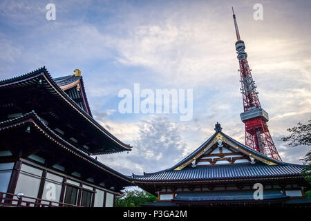 Zojo-ji Tempel und Tokyo Tower bei Sonnenuntergang, Japan Stockfoto