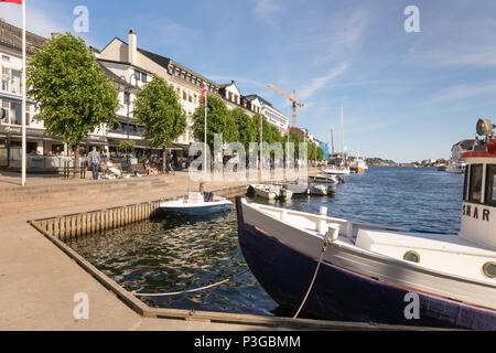 Arendal, Norwegen - Juni 5, 2018: Boote, Gebäude und Menschen in Pollen, Arendal, an einem sonnigen Tag. Blauer Himmel und Ozean. Stockfoto