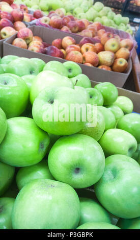 Äpfel und Pfirsiche im Markt Stockfoto