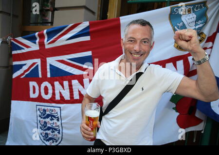 England fan Sean Sammlung Tansey, von Bury, kommt an der Fanfest in Wolgograd vor Englands Eröffnungsspiel der FIFA Fußball-Weltmeisterschaft 2018 in Wolgograd, Russland. Stockfoto