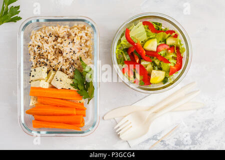 Gesunde Mahlzeit prep Container mit braunem Reis, Tofu und Gemüse Salat overhead Shot mit kopieren. Gesunde vegane Ernährung Konzept. Stockfoto