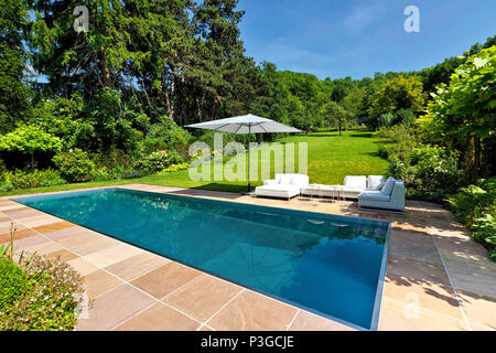 Modernes Schwimmbad im Garten im Hinterhof Stockfoto