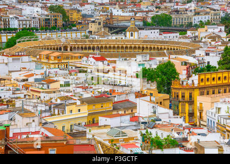 Sevilla Spanien - Antenne, Ansicht von der Stierkampfarena (Plaza de Toros) und farbenfrohe Gebäude im Zentrum der Altstadt von Sevilla (Sevilla) Andalusien, Spanien. Stockfoto