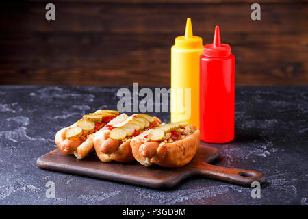 Bild von Hotdogs auf schneidebrett am Tisch Stockfoto