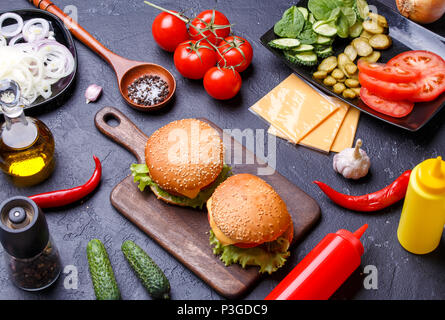 Foto von zwei Hamburger auf Holzbrett, Käse Stockfoto