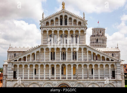 Pisaner romanischen Fassade des mittelalterlichen Römisch-katholischen Pisa Dom auf der Piazza dei Miracoli (Piazza del Duomo), ein wichtiges Zentrum der mittelalterlichen europäischen Stockfoto