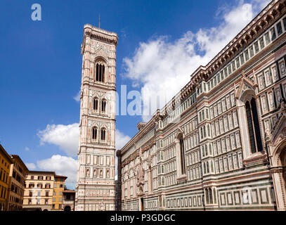 Prunkvolle neo-gotische Fassade der Kathedrale Santa Maria del Fiore oder die Kathedrale von Florenz (Il Duomo di Firenze), einem berühmten UNESCO-Weltkulturerbe ein Stockfoto