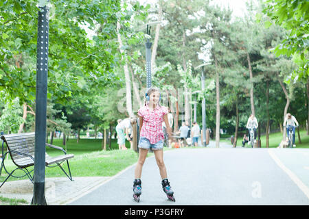 Mädchen Spaß mit Ihren roller blades Stockfoto