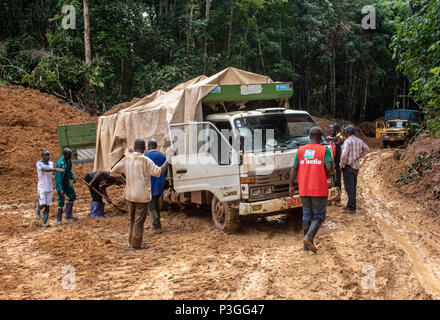 Im Schlamm auf einer Regenzeit Protokollierung Straße in der Nähe von Kribi in Kamerun klemmt Stockfoto