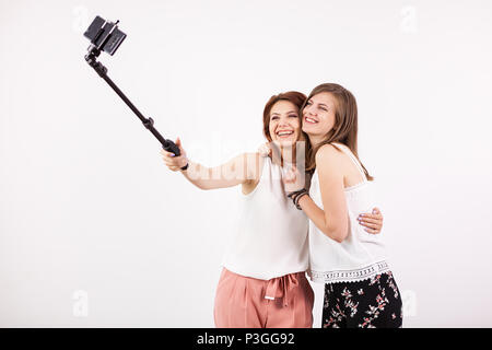 Zwei schöne junge Frau eine selfie mit einem selfie Stick Stockfoto