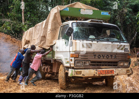 Im Schlamm auf einer Regenzeit Protokollierung Straße in der Nähe von Kribi in Kamerun klemmt Stockfoto