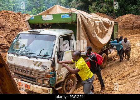 Im Schlamm auf einer Regenzeit Protokollierung Straße in der Nähe von Kribi in Kamerun klemmt Stockfoto