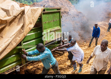 Im Schlamm auf einer Regenzeit Protokollierung Straße in der Nähe von Kribi in Kamerun klemmt Stockfoto