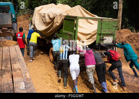 Im Schlamm auf einer Regenzeit Protokollierung Straße in der Nähe von Kribi in Kamerun klemmt Stockfoto