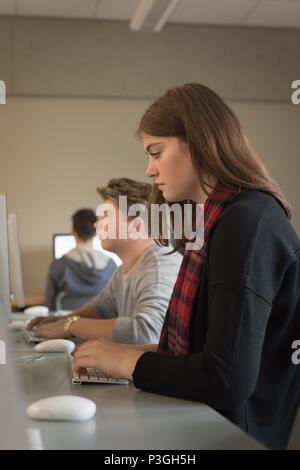 Studenten studieren in Computer im Klassenzimmer Stockfoto