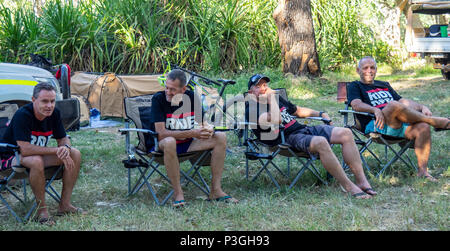 Gibb Herausforderung 2018 der Royal Flying Doctors Service RFDS Team sitzen auf Lager liegen auf einem Campingplatz bei E Questro Kimberley WA Australien. Stockfoto