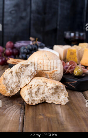 Frisch gebackenes Brot. Verschiedene Snack für Wein. Käse und Oliven. Kopieren Sie Platz Stockfoto
