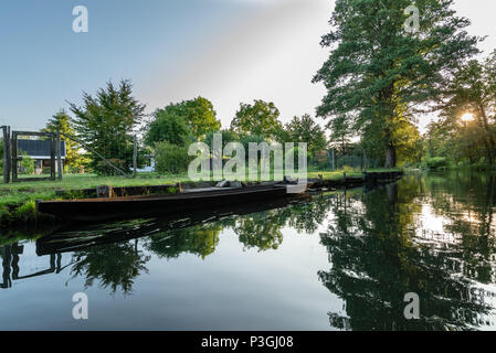 Der Spreewald (Deutsch für die touchkeys Woods'; in Niedersorbisch: Błota) ist eine malerische Abschnitt des deutschen Bundeslandes Brandenburg. Stockfoto