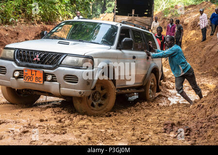 Im Schlamm auf einer Regenzeit Protokollierung Straße in der Nähe von Kribi in Kamerun klemmt Stockfoto