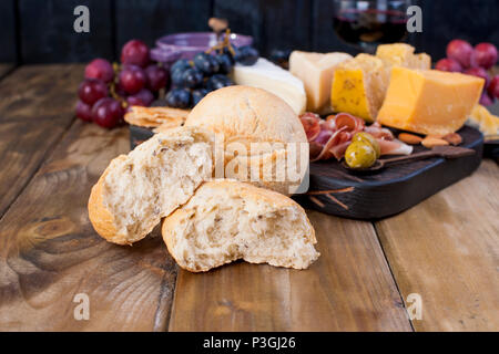 Frisch gebackenes Brot. Verschiedene Snack für Wein. Käse und Oliven. kopieren. Stockfoto