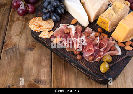 Snack zu Wein. Frisch gebackenes Brot. Verschiedene Snack für Wein. Käse, Oliven, Trauben kopieren. Flach Stockfoto