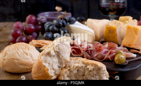 Frisch gebackenes Brot. Verschiedene Snack für Wein. Käse und Oliven. Kopieren Sie Platz Stockfoto