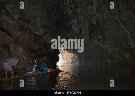 Touristen paddelten auf bambusfloß Tham Lod Höhlen Mae Hong Son Provinz Northern Thailand, Stockfoto