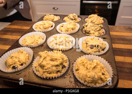 Home gebackene golden Choc Chip, Banane und Müsli, Muffins in einer Küche in Sydney, Australien kurz vor dem Gehen im Ofen Stockfoto