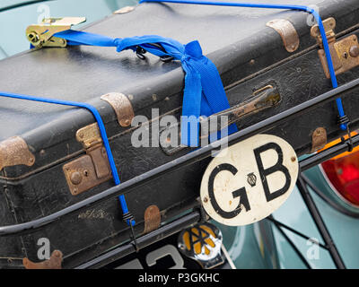 SOUTHEND-ON-SEA, ESSEX, Großbritannien - 15. APRIL 2018: Alter Koffer mit GB-Schild an der Rückseite eines klassischen Autos befestigt Stockfoto