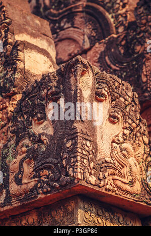 Banteay Srei - einzigartige Tempel aus rosa Sandstein. Angkor, Siem Reap, Kambodscha. Thema Fragmente. Stockfoto