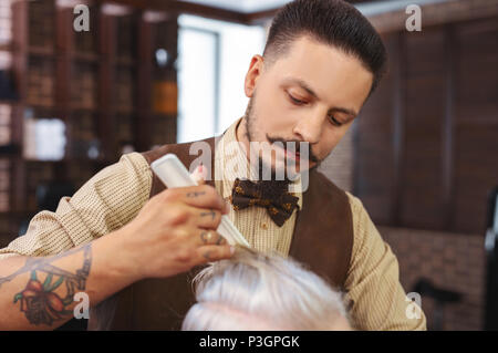 Porträt von Ernst männliche Person, die seinen Job tun Stockfoto