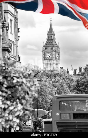 Red Bus gegen Big Ben in London, England Stockfoto