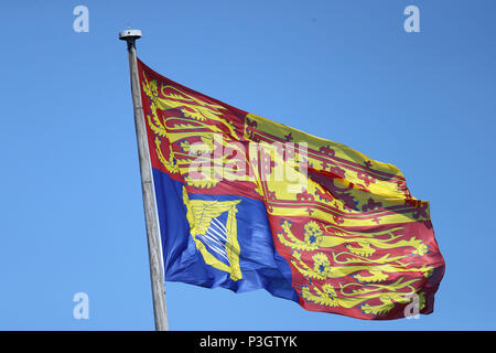 Die Royal Standard über Schloss Windsor fliegen vor der jährlichen Reihenfolge der Strumpfband Service im St George's Chapel, Windsor Castle. Stockfoto