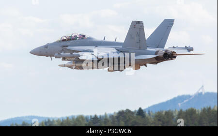 Boeing EA-18G Growler der US Navy fliegen in der Finnischen Luftwaffe 100 Jahre Luftfahrtausstellung in Tikkakoski, Finnland. Stockfoto