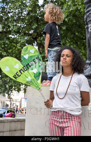 Gerechtigkeit für Grenfell - Solidaritätsmarsch, um die Unterstützung für Verwandte und Freunde der vom Grenfell Tower Block Fire betroffenen Personen zu zeigen, London. GROSSBRITANNIEN Stockfoto