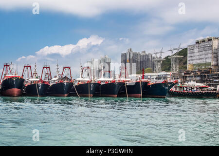 Fischtrawler in Aberdeen Bay, Hong Kong verankert. Modernen nautischen Schiffe in der Fischindustrie. Stockfoto