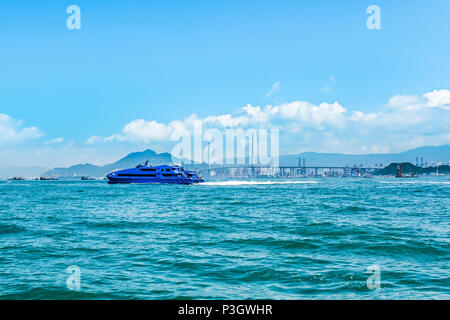 High speed Wasserstrahl Passagier nautische Schiff schnell bewegenden von Hongkong nach Macau (Asiatische spielende Center). Brücke, Cargo Container Hafen und Terminal Stockfoto