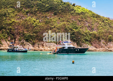 Entspannende Boote ankern in der Nähe von kleinen Inseln. Eine Gruppe von Personen unkenntlich Spaß Aktivitäten auf Ferien Urlaub Meer Reise. Stockfoto