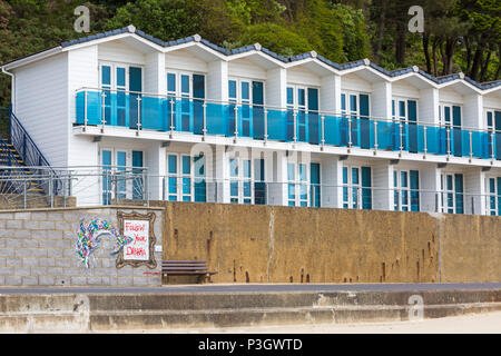 Strandhütten mit Folge deinen Träumen Wandbild an branksome Chine, Poole, Dorset, England Großbritannien im Juni Stockfoto